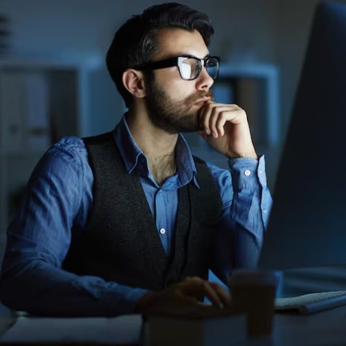 hombre-trabajando-noche_1098-12798