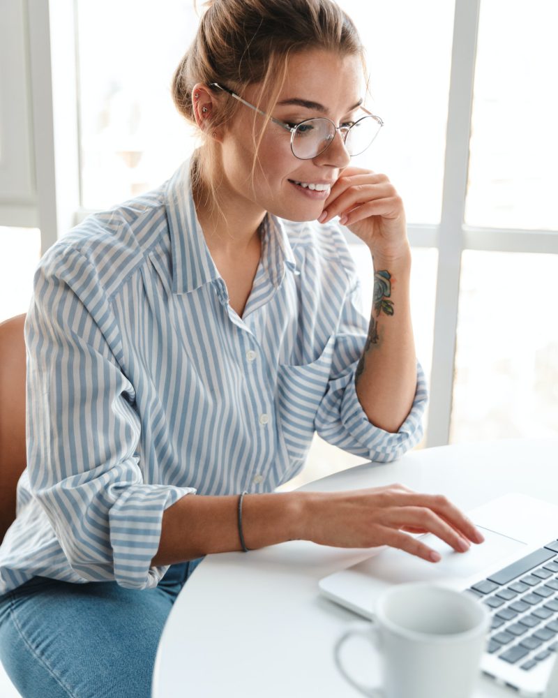 smiling-young-businesswoman-working-on-laptop-computer.jpg